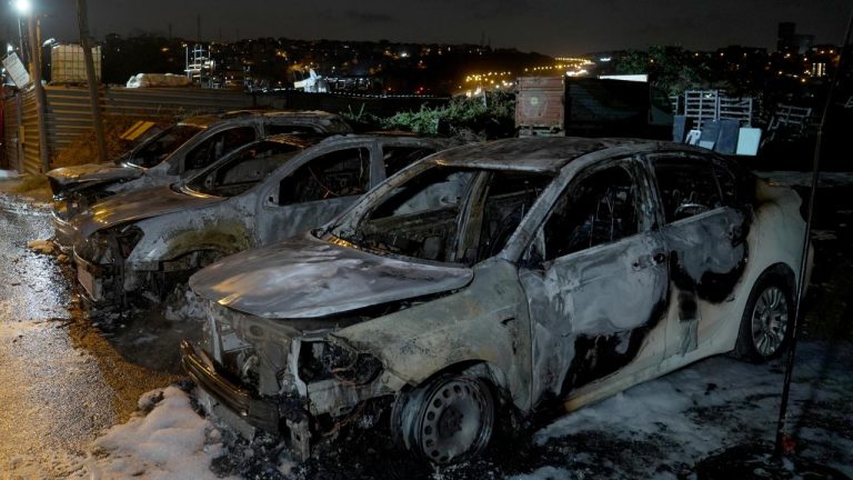 Galeriyi alevler sardı, 3 otomobil küle döndü