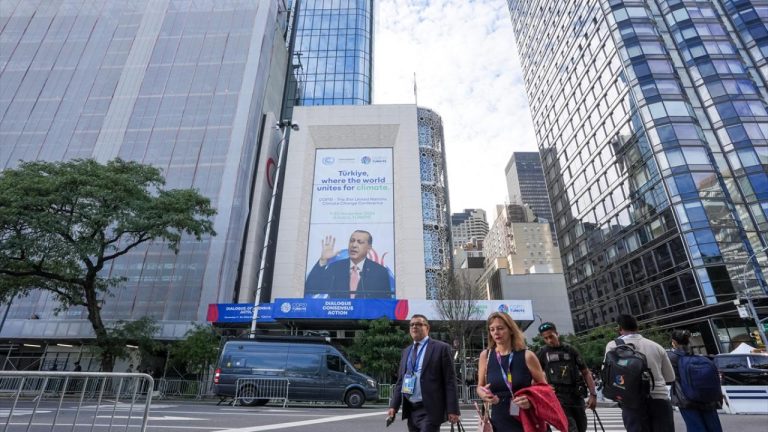 Cumhurbaşkanı Erdoğan'ın yer aldığı COP31 tanıtım afişleri Türkevi'ne asıldı