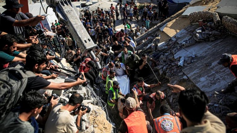 Gazze'de işgalci İsrail'in saldırılarında hasar gören binanın çökmesi sonucu ölenlerin sayısı 21'e çıktı