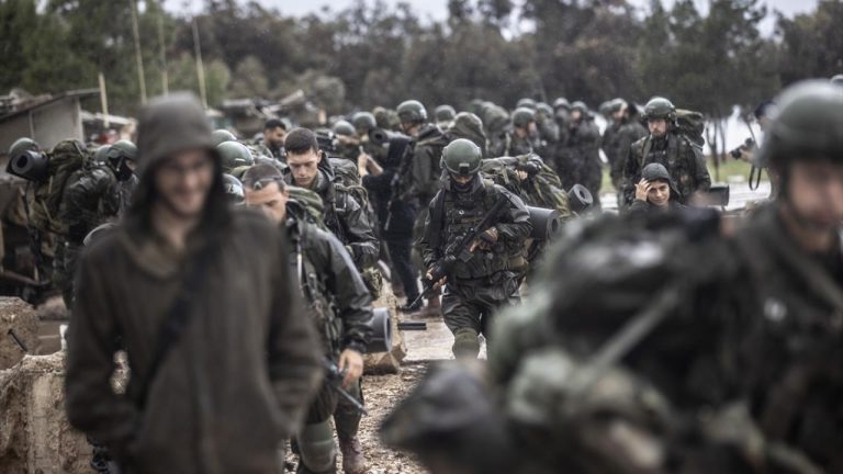 Eski İsrail Başbakanı Bennett: İsrail ordusu çöküş riskiyle karşı karşıya