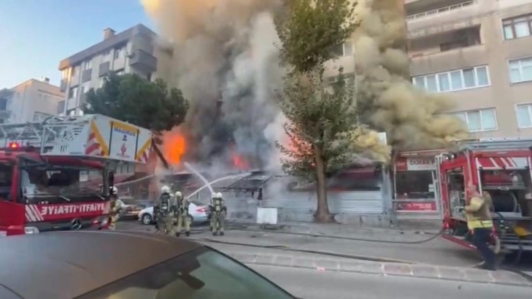 İstanbul'da market yangını