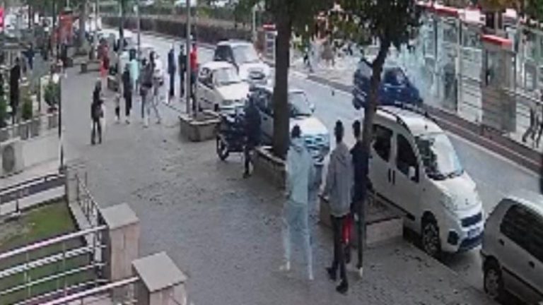 Otomobil tramvay durağına girdi: O anlar kamerada