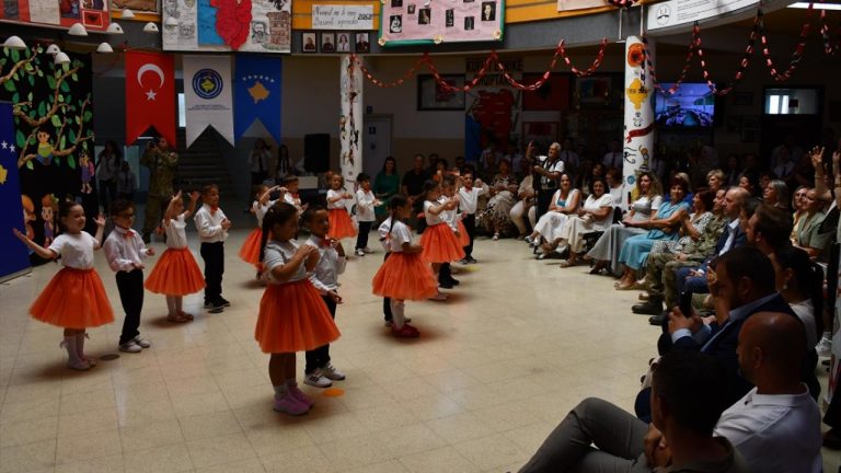 Türk askeri, Kosovalı çocuklar için oyun parkı kurdu