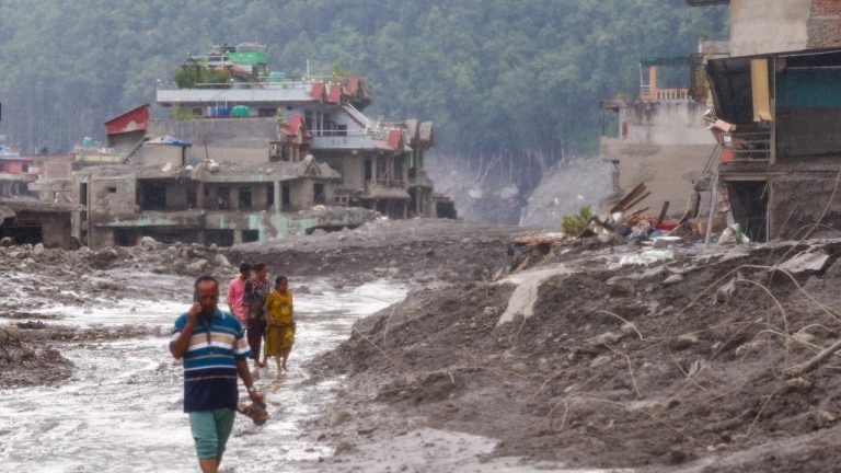 Nepal'deki sel felaketinde hayatını kaybedenlerin sayısı 1385'e yükseldi