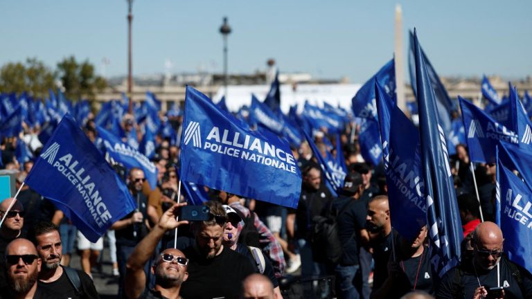 Fransa'da zam isteyen polisler Paris'te eylem yaptı