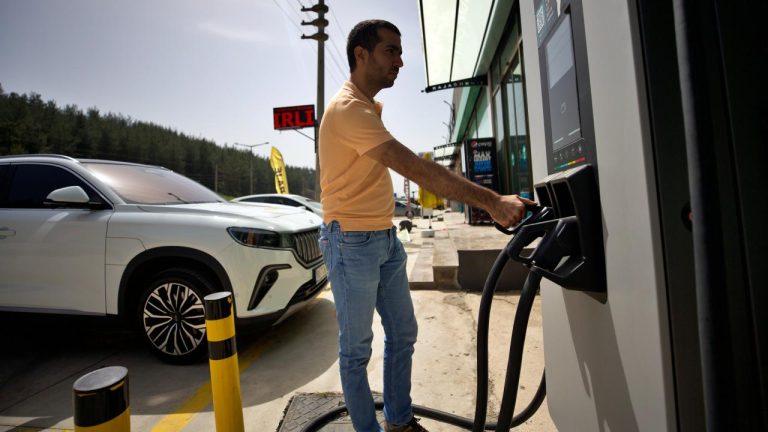 Ağustos'ta elektrikli araçlara 3,5 milyonun üzerinde şarj işlemi yapıldı