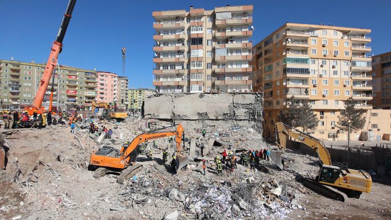 Diyarbakır'da 77 kişiye mezar olan binada kolon kesilmiş