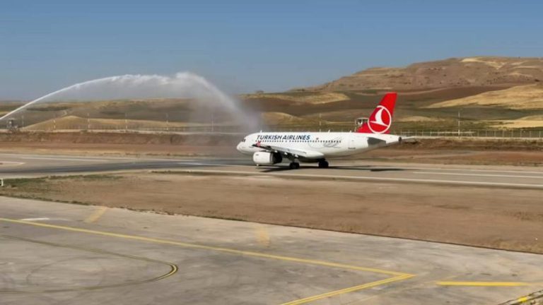 Yenilenen Siirt Havalimanı'na ilk yolcu uçağı indi