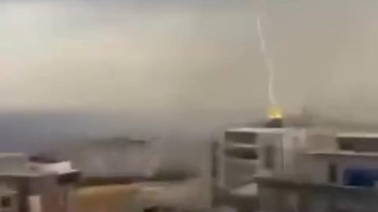 8 katlı binaya yıldırım düştü, ardından yangın çıktı: O anlar kamerada
