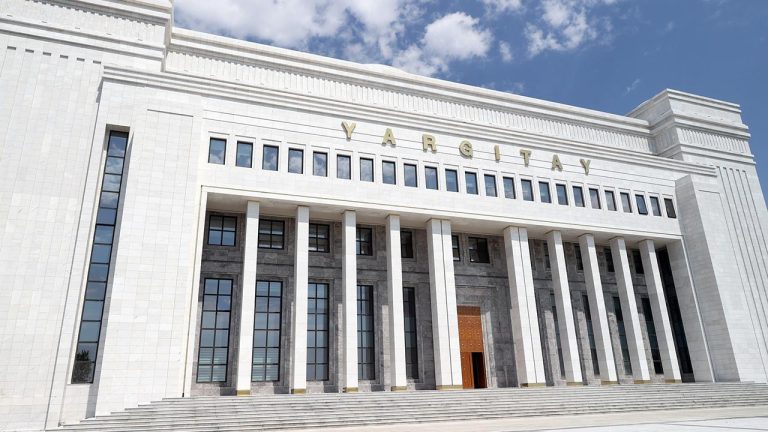Yargıtay: Gelirleri denk olan eşe yoksulluk nafakası bağlanması hukuka aykırı