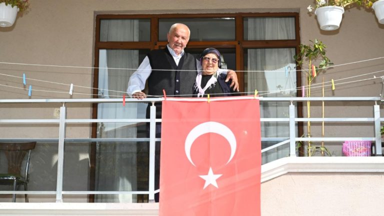 Belediyeden bayrak istediler, bir gecede bütün cadde bayraklarla donatıldı