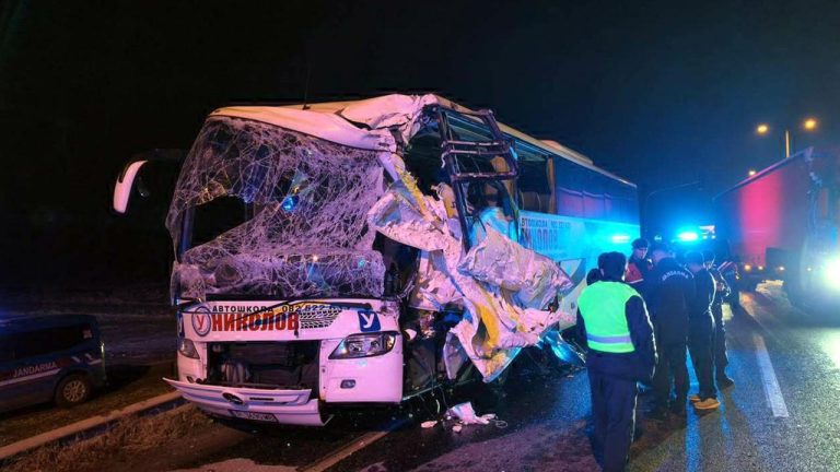 Edirne'de tur otobüsüyle tırın çarpıştığı kazada 10 kişi yaralandı