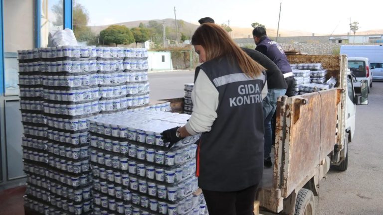 Van'da son kullanma tarihi geçen 860 koli ayran imha edildi