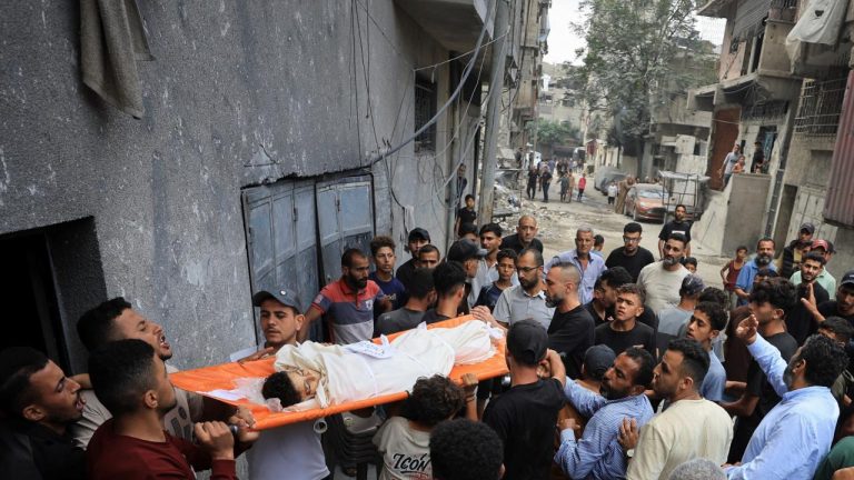 Gazze'de enkaz altından çıkarılan 75 Filistinlinin cenazesi defnedildi