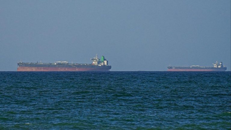 Hindistan, Hürmüz Boğazı'nda isabet alan tankerdeki 5 vatandaşının kurtarıldığını bildirdi
