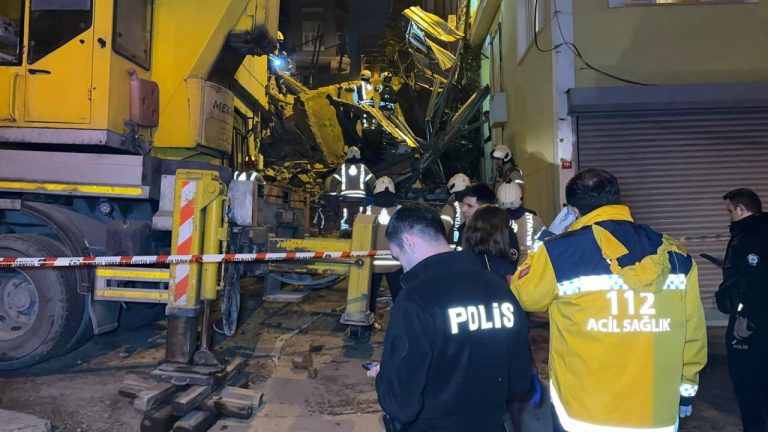 Beyoğlu'nda 5 katlı metruk bina çöktü