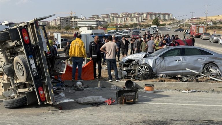 MHP Milletvekili Karakoç'un bulunduğu konvoy kaza yaptı: 1 ölü, 7 yaralı