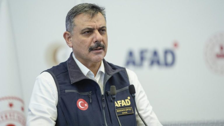 Bakan Çiftçi: Mahsur kalan 3 bin 55 kişi kurtarıldı