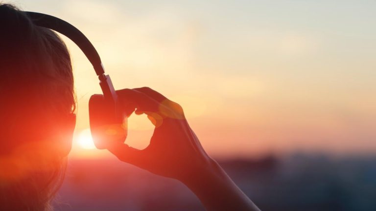 İngiltere'de otobüslerde yüksek sesli müzik dinleyenlere 100 sterlin ceza