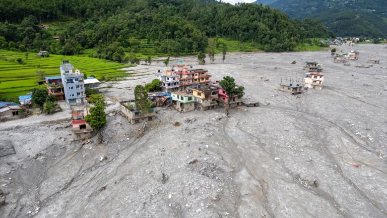 Nepal'de selde kaybolanlar için arama kurtarma çalışmaları sona eriyor