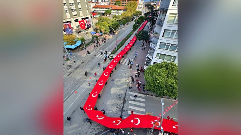 Samsun'da Cumhuriyet Bayramı 1919 metrelik Türk bayrağıyla kutlandı