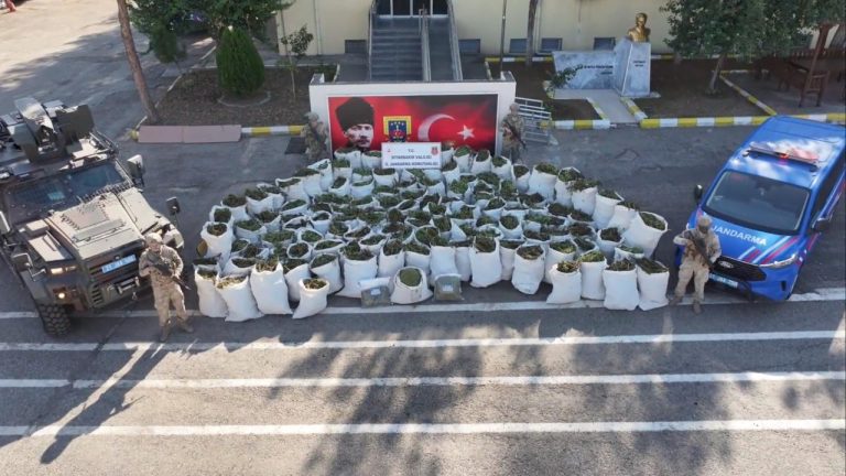 Diyarbakır'da 2 ton 200 kilogram esrar ele geçirildi