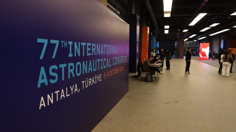 Uluslararası Uzay Kongresi son gününde halka kapılarını açtı